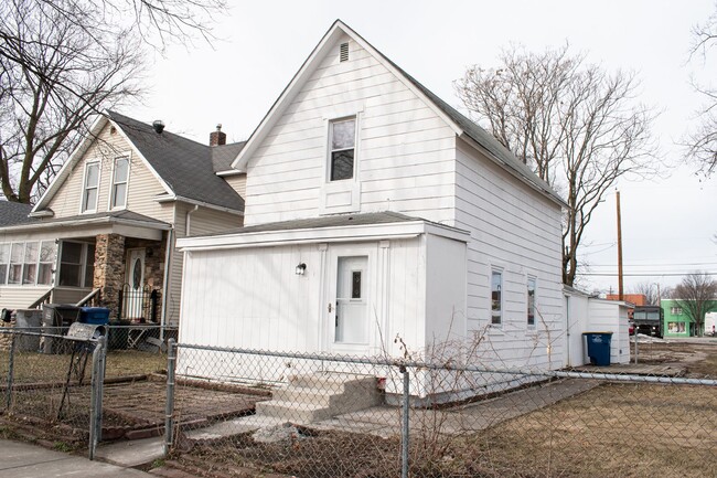 Building Photo - 2 Bedroom 1 Bathroom home