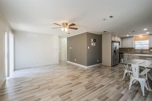 Foto del edificio - 3331 Strong Winds Dr