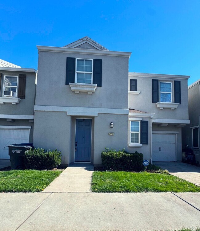 Building Photo - !!Get $200 OFF!! 3BR SFR w/ Tandem Garage & Fenced Yard near Boxwood St