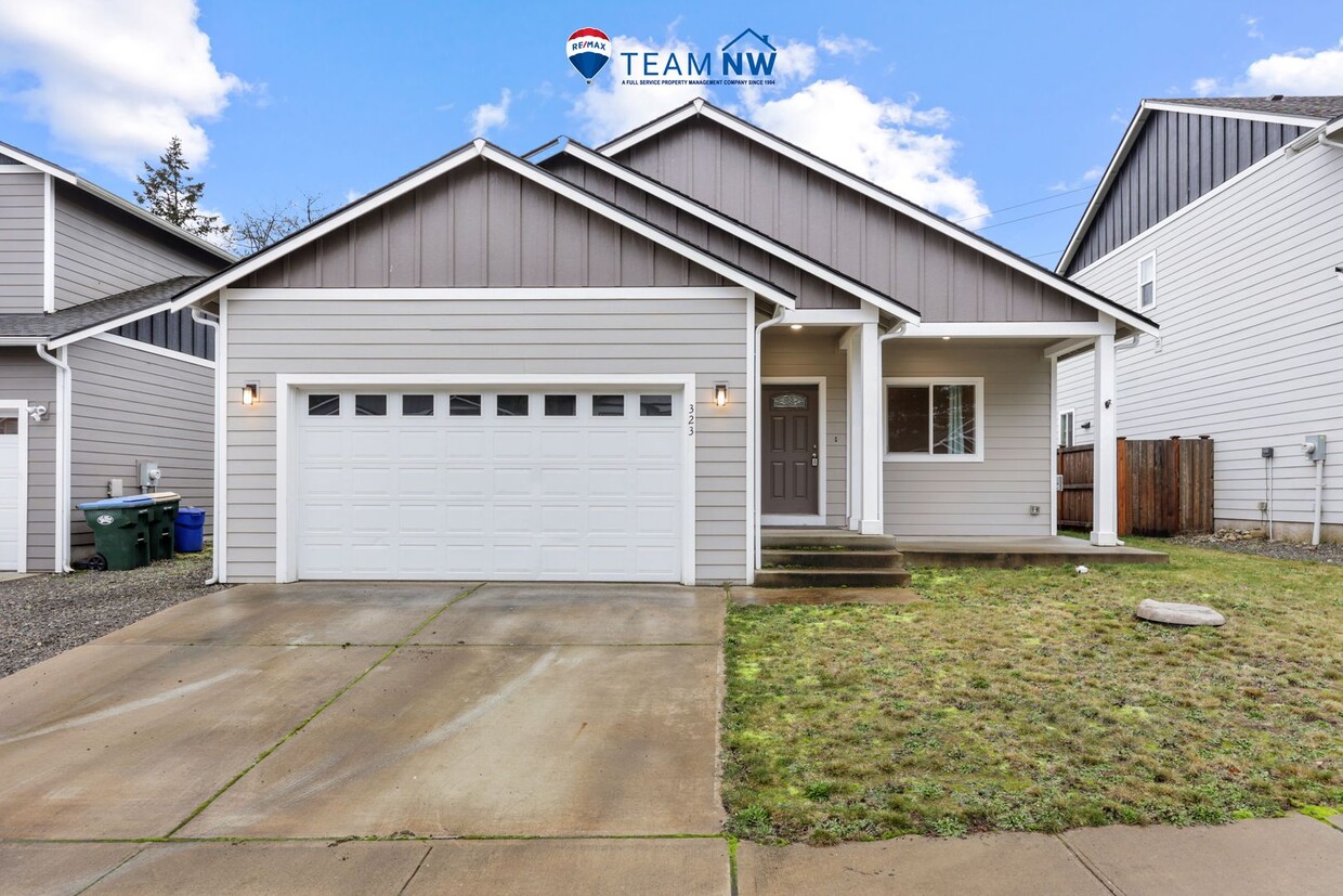 Foto principal - MOVE IN READY! 3 bed 2 bath Heat pump with...