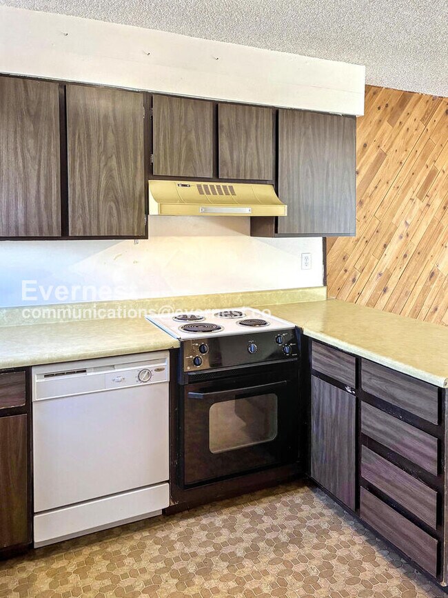 Foto del edificio - 2 Bed/1.5 Townhome with Carport / Availabl...