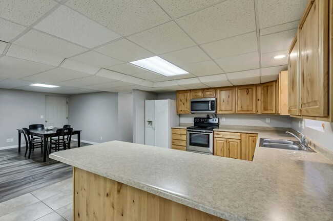 Building Photo - 927 E 200 S St