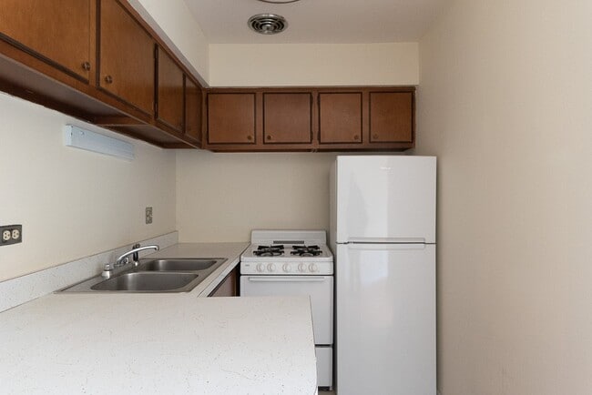 Building Photo - 650 W Wrightwood Ave