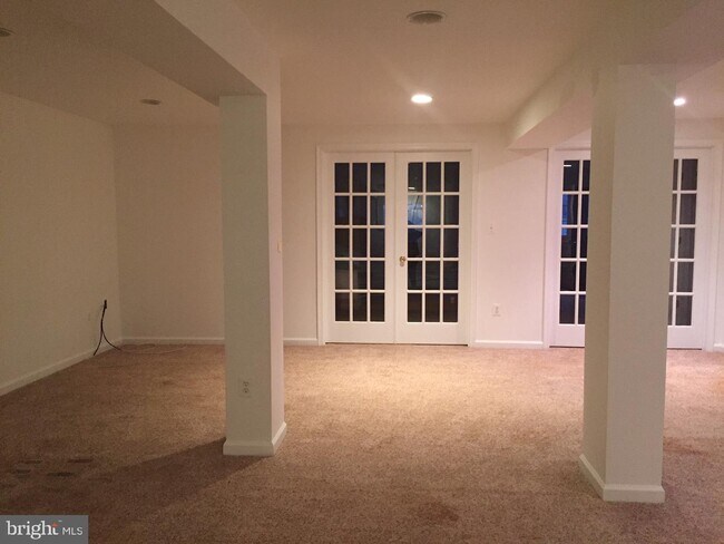 Foto del edificio - 7256-BASEMENT Greenwich Rd