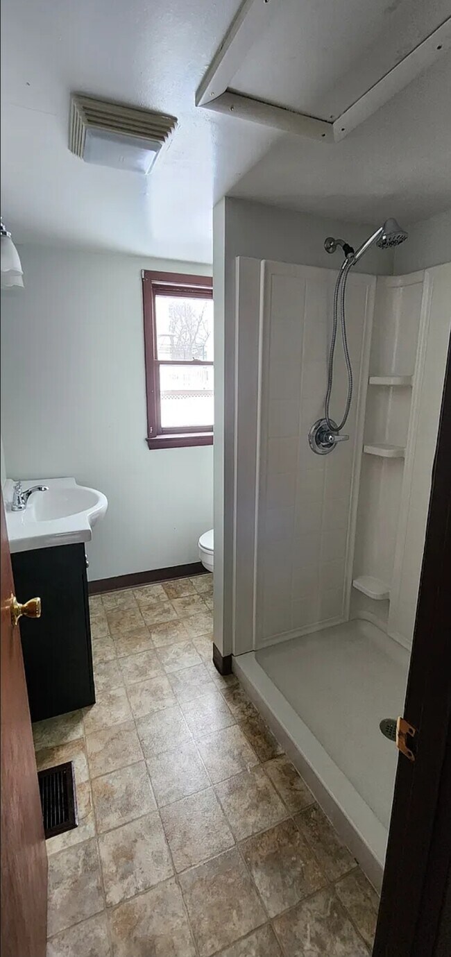 Foto del edificio - 249 E 8th St