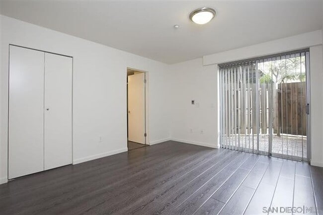 Foto del edificio - 5-Story UNIQUE Industrial Townhome - 3BD/4BA - w/ Open Floor Plan, Lots of Natural Light! - Secur...