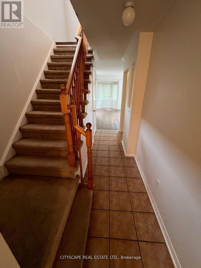 Photo du bâtiment - 5255-5255 Guildwood Way