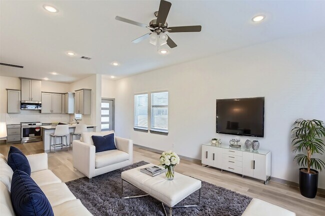 Foto del edificio - 33106 Oak Hts Pl