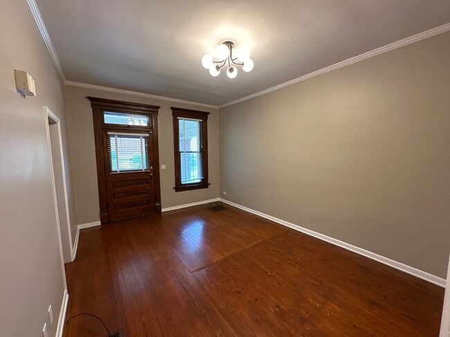 Building Photo - 329 W 8th Ave