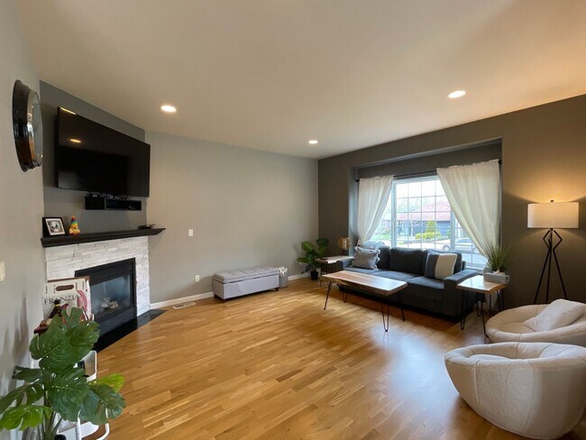 Foto del edificio - AVAILABLE NOW: Spacious 4 bdrm, 3 bath home in Cedar Ridge Development!