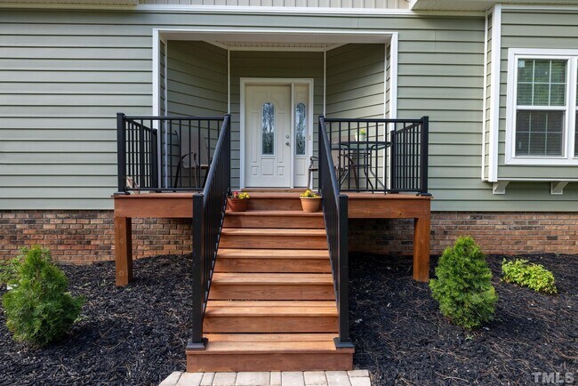 Building Photo - 753 Sinai Cir