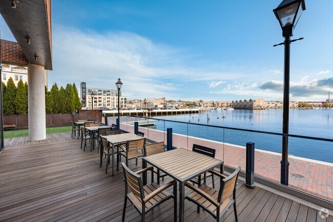 Promenade - Arrive Union Wharf
