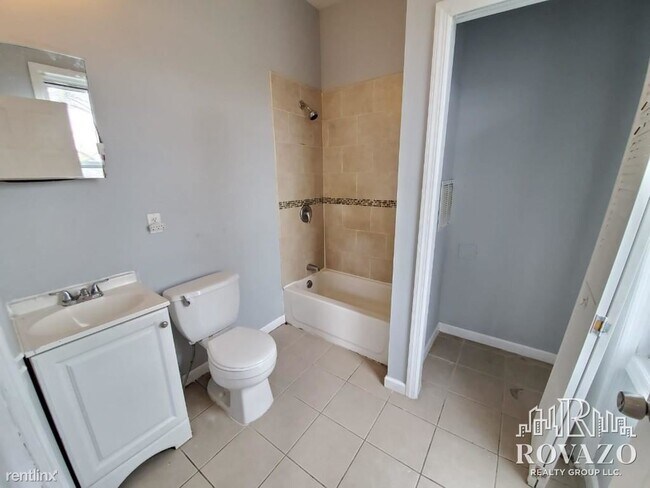Building Photo - 3 br, 2 bath Apartment - 169 S 10th St # 3