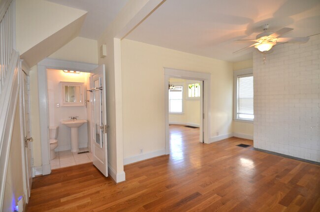 Building Photo - 2748 Markbreit Ave