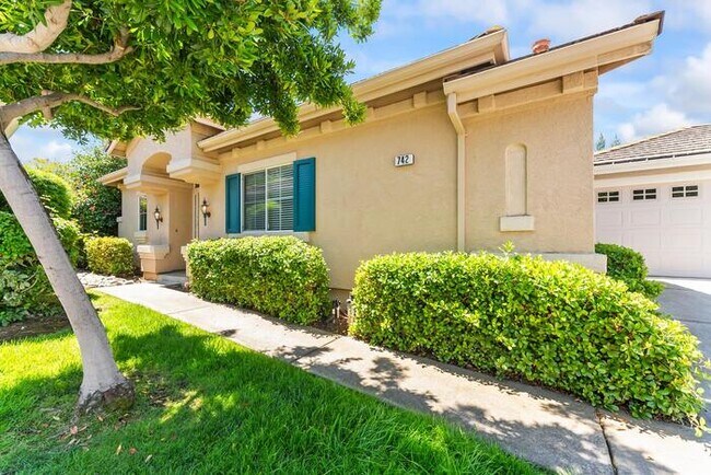 Foto del edificio - Beautiful 3 Bedroom 2 Bathroom in Gated Community of Folsom, CA!