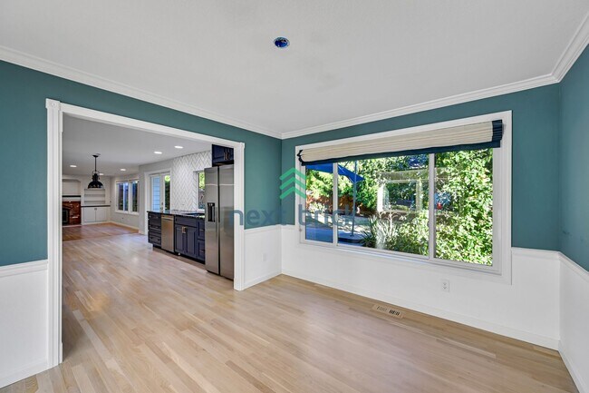 Building Photo - Stunning 5-Bedroom Home in Bellevue’s Top ...