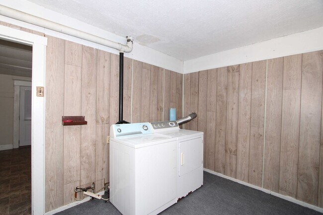 Foto del edificio - 2 Bedroom 1 Bathroom plus bonus room Single Family House