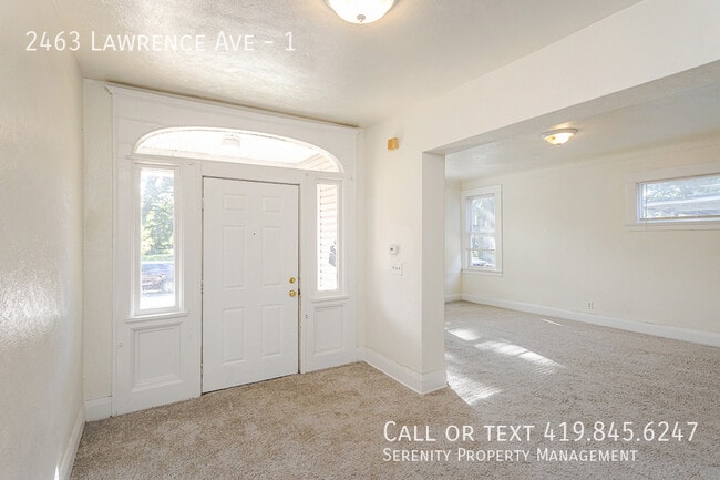 Foto del edificio - 2463 Lawrence Ave