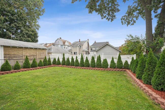 Beautiful Backyard - 20 Beech St