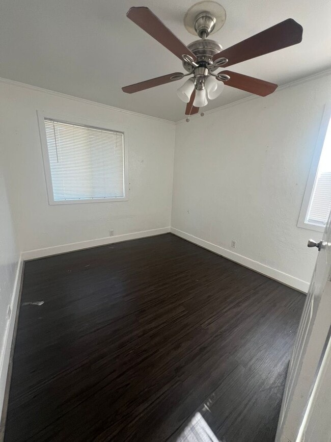 Building Photo - 2 Bedroom, 1 Bathroom Home