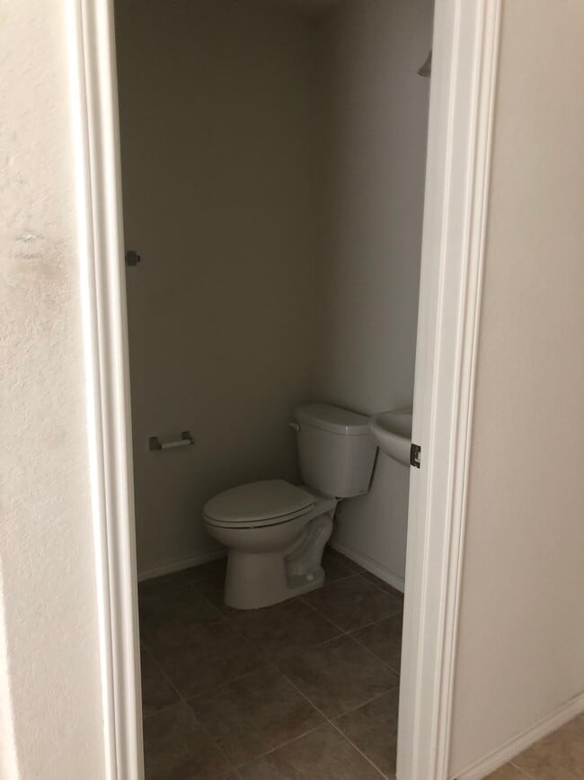 Downstairs bathroom - 167 Rock Nettle