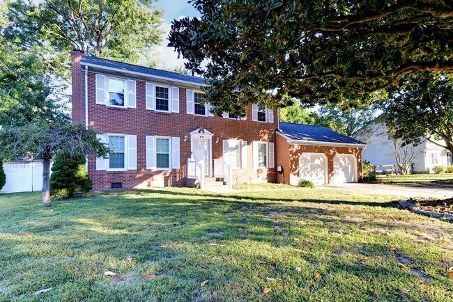 Foto del edificio - Updated, Spacious, Large Backyard in Newpo...