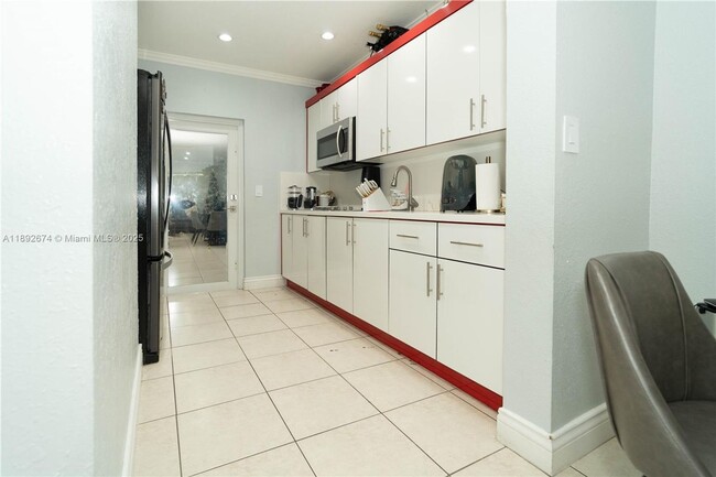 Foto del edificio - 298 E 3rd St
