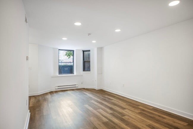 Building Photo - Available now! 2 Bed 2 Bath in Adams Morga...