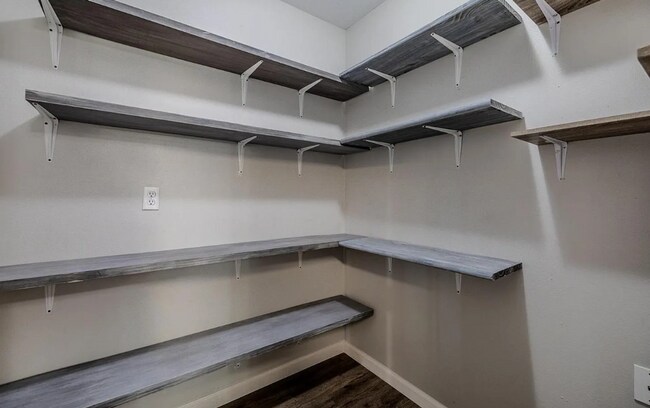 Building Photo - Beautiful 5 bedroom 2.5 bathroom country l...
