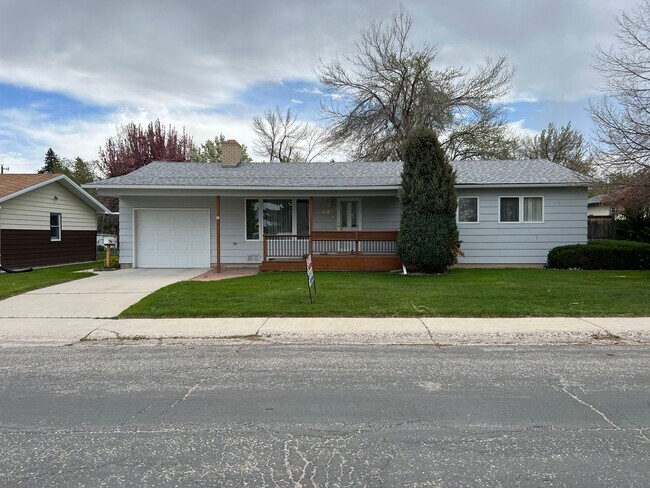 Building Photo - 3 Bed 1 Bath Home In Lander, WY in Great N...