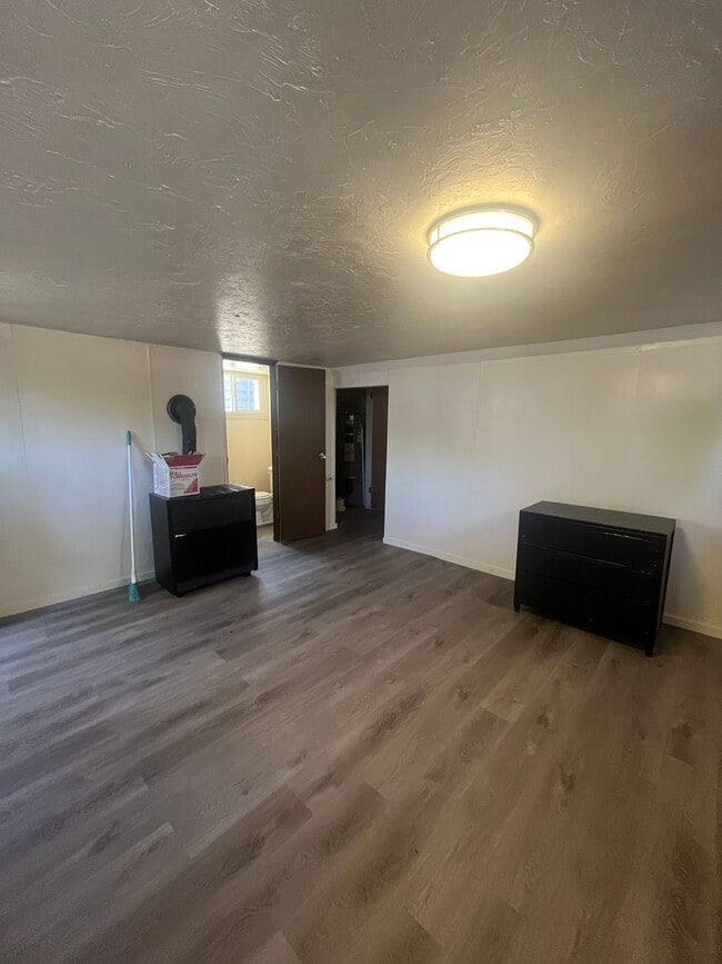 Building Photo - 1-Bedroom Apartment in downtown Eugene