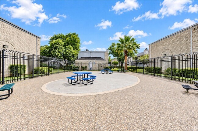 Foto del edificio - 6606 De Moss Dr