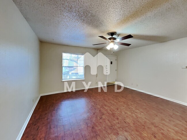 Building Photo - 613 W San Antonio St Unit 111