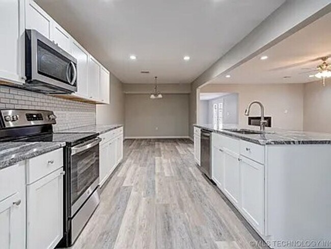 Foto del edificio - Spacious and Updated Three Bedroom Home with Large Backyard!!