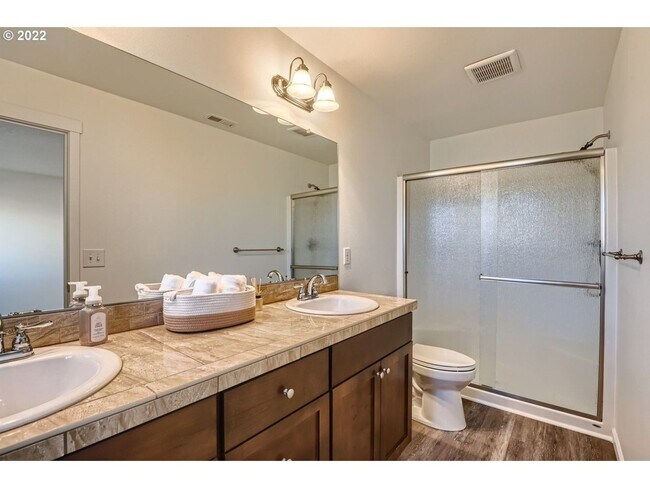 Foto del edificio - Modern Comfort in a Quiet, Beautiful Neighborhood – 3 Bed, 2.5 Bath Home