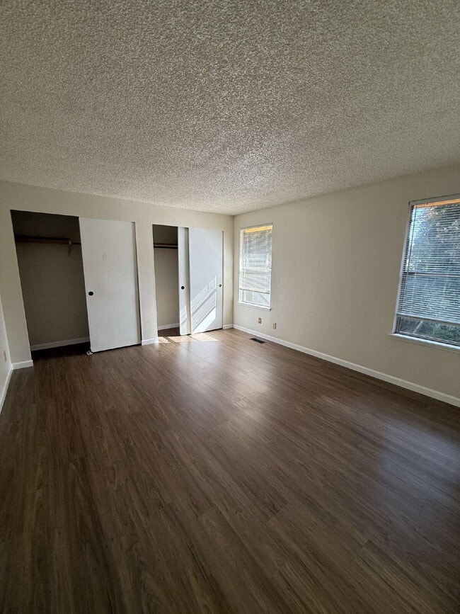 Foto del edificio - "Charming 3-Bedroom Home with Cozy Firepla...
