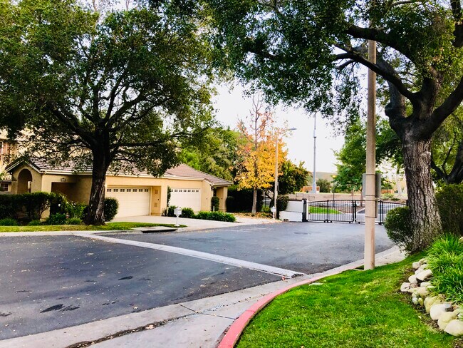 Building Photo - 5649 Roundtree Pl