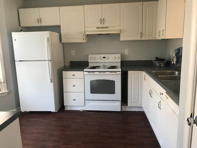 Building Photo - 810 Foxmoore Ct