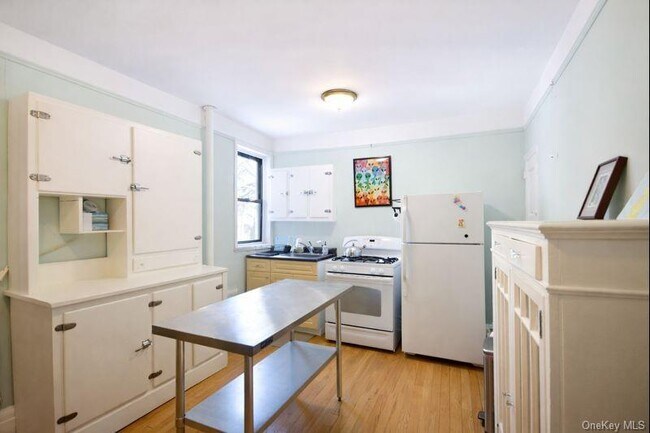 Foto del edificio - 1080 Warburton Ave