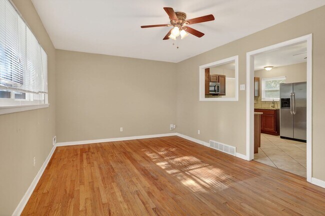 Foto del edificio - Unbeatable Prairie Village Location - 3BR/1BA Home, Fully Fenced Yard, Laundry Hook Ups, Attached...