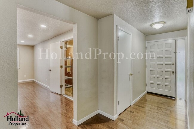 Building Photo - Beautiful Single-Level Hillsboro Home with Spacious Fenced Yard!