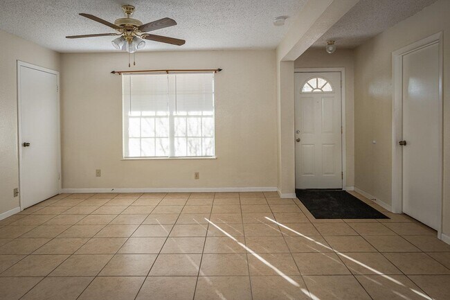 Building Photo - 725 Sage Dr