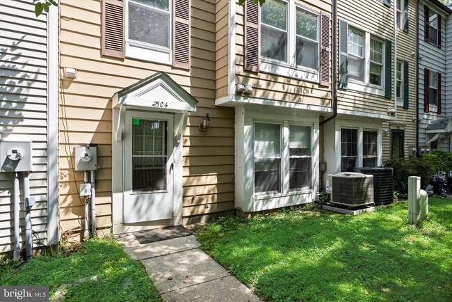 Building Photo - 2504 Greenwood Dr