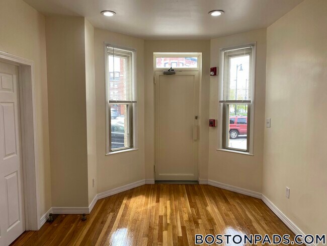 Foto del edificio - 879 Beacon St