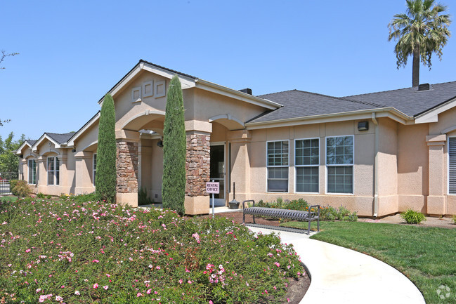 Building Photo - Valley Oak Apartments