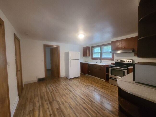 Foto del edificio - 2 Bedroom 1 Bath House -- outside of town -- Available 08/05/2026