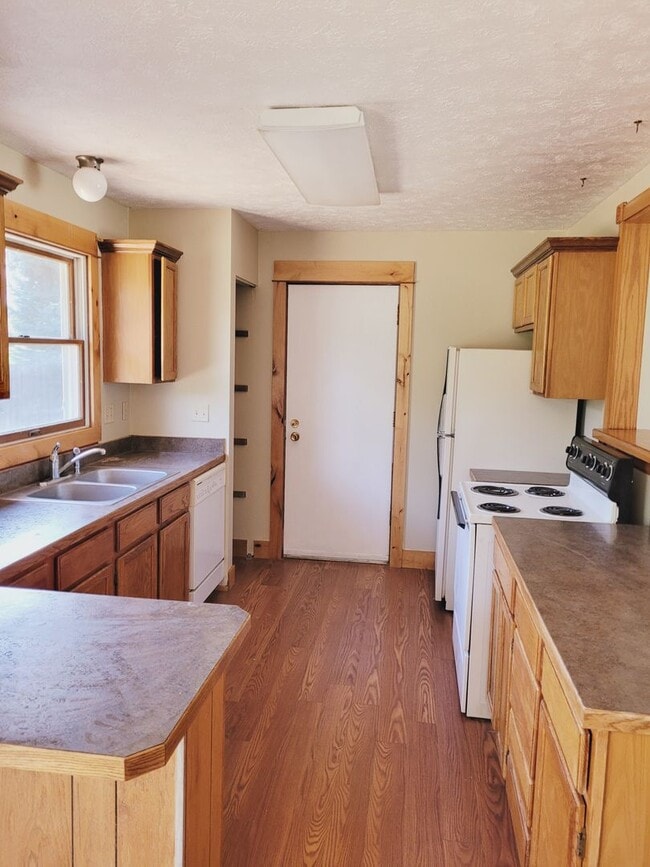 Building Photo - Beautiful Home with an Open Floor Plan