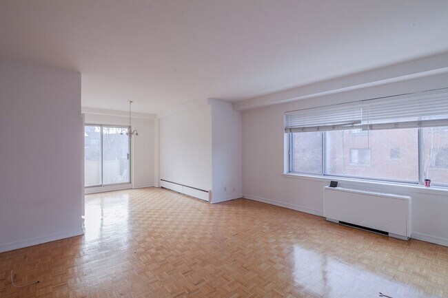 Building Photo - 4555 Av. Bonavista