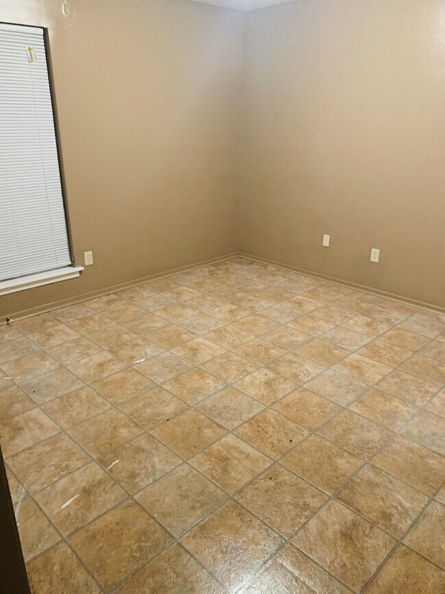 Building Photo - 112 E Woodcrest Dr