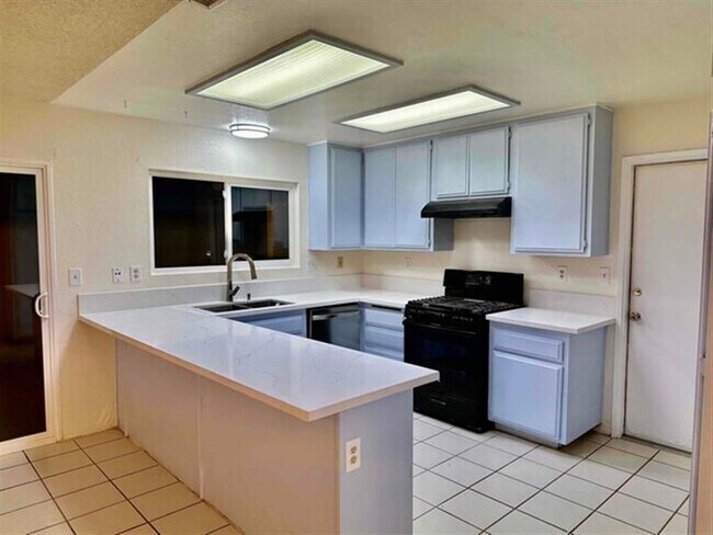 Foto del edificio - Muir Ave.